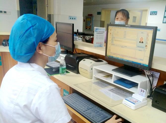 多功能身份證社?？ㄗx卡器